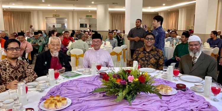 ABIM TERIMA 3 ANUGERAH DALAM MAJLIS MALAM ANUGERAH ACCIN