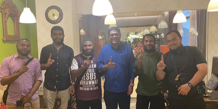 Discussion with Brothers from PNG, Fiji and Australia just now 26/12 regarding dakwah issues and plans for an Islamic Centre in South Port Moresby, Papua New Guinea.