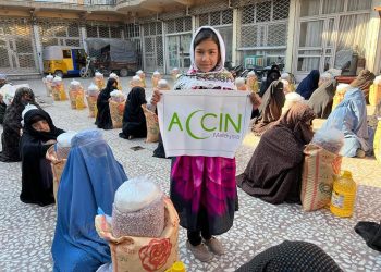 Pemberian pek makanan kepada keluarga miskin di Kabul, Afghanistan