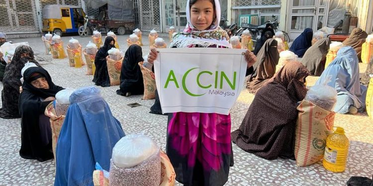 Pemberian pek makanan kepada keluarga miskin di Kabul, Afghanistan